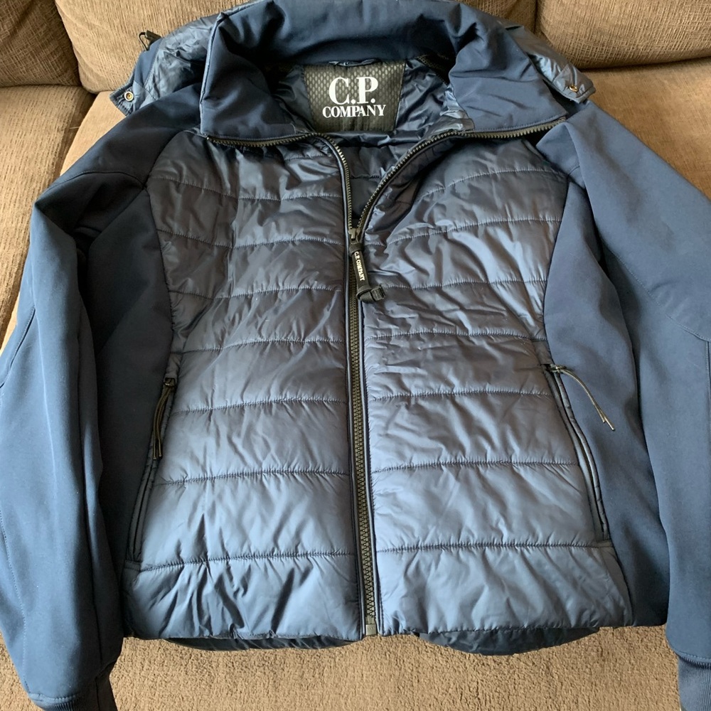 CP Company hooded goggle Jacket. Large but can fit Medium perfectly. Authentic!